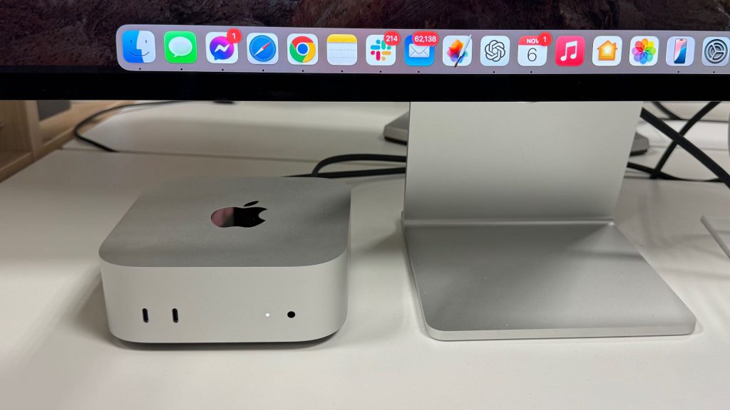 Mac Studio installe sous un ecran, poste de travail pret a l'emploi