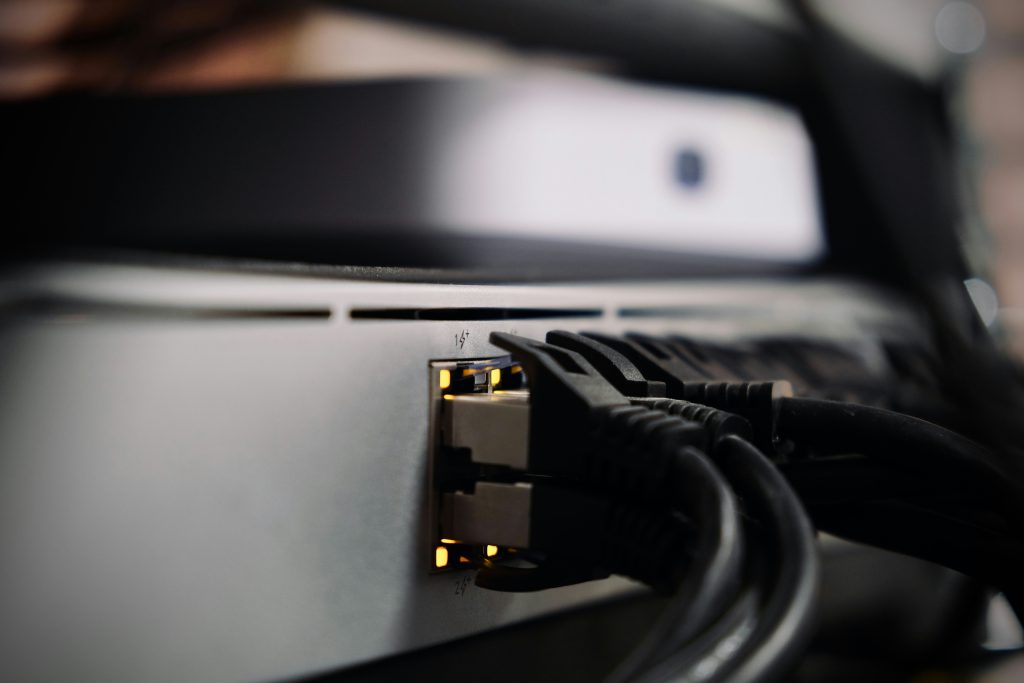 Port reseau et cables branches sur un switch