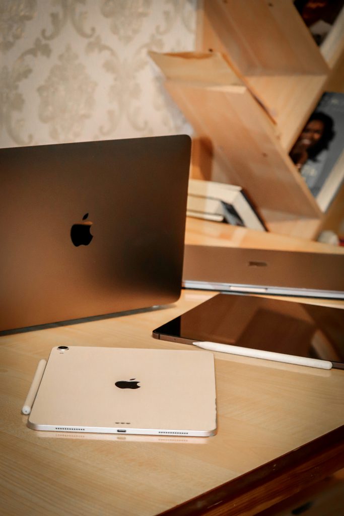 MacBook, iPad et Apple Pencil sur un bureau